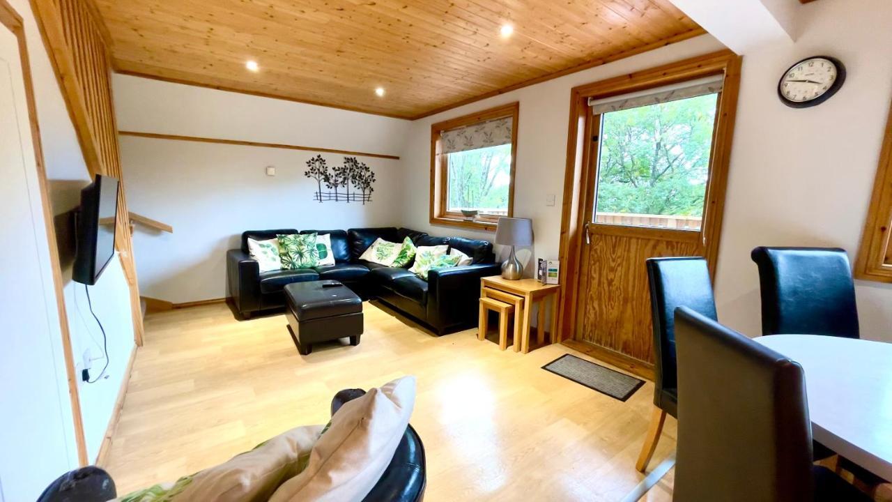 Spacious Primrose Lodge For 6 With Hot Tub At A Spa Resort Chudleigh Exterior foto